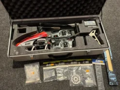 Blade 450 3D helikopter compleet met Spektrum DX6I 6-kanaals zender + Blade aluminium koffer + Verschillende Blade onderdelen in een nette staat (leuk voor de hobbyist / geen garantie)!