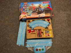 Carrera First PAW Patrol Racebaan – Helemaal Nieuw – Niet Helemaal Compleet – Perfect Voor Onderdelen, Verlengingsset Voor GO-Banen Of Om Te Rijden (donor chassis helemaal nieuw / niet compleet)!