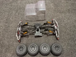 Chassis 1/10 Crawler met verschillende tuning onderdelen van Injora en banden met body!