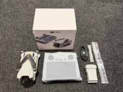 DJI Mini 3 met DJI RM330 Smart Controller en DJI accu compleet geleverd (Officieel DJI Display model / als nieuw / met 1 jaar garantie)!