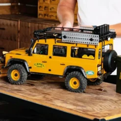 FMS 1/10 Land Rover Defender 110 FCX10 Scaler RTR (RS) Geel