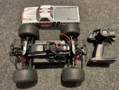 HPI Savage XS Flux Chevrolet El Camino SS Brushless Monster Truck RTR 2.4GHz – 1x Gereden, Midden Diff Friction Plate Probleem, Compleet met Zender
