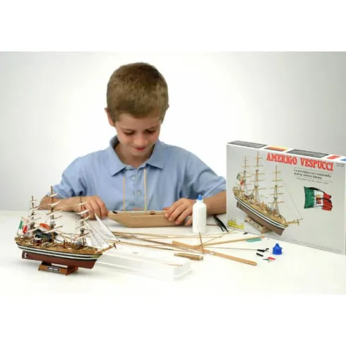 Mini Mamoli Endeavour II houten scheepsmodel 1:193