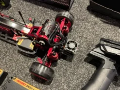 MST RMX 2,5 Balldiff 2WD 1/10 Drift Car + ReveD RD Spec Brushless ESC BREVE + Hobbywing Xerun D10 Drift Motor 10.5T + Sanwa MT-5 met RX493i ontvanger + 3x lipo batterij en helemaal vol met aluminium (echt als nieuw)!