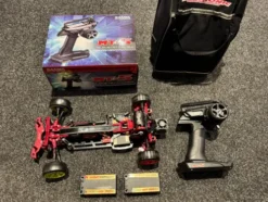 MST RMX 2,5 Balldiff 2WD 1/10 Drift Car + ReveD RD Spec Brushless ESC BREVE + Hobbywing Xerun D10 Drift Motor 10.5T + Sanwa MT-5 met RX493i ontvanger + 3x lipo batterij en helemaal vol met aluminium (echt als nieuw)!