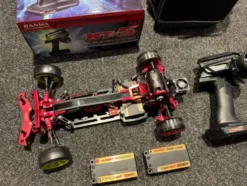 MST RMX 2,5 Balldiff 2WD 1/10 Drift Car + ReveD RD Spec Brushless ESC BREVE + Hobbywing Xerun D10 Drift Motor 10.5T + Sanwa MT-5 met RX493i ontvanger + 3x lipo batterij en helemaal vol met aluminium (echt als nieuw)!