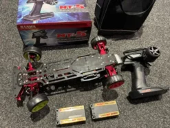 MST RMX 2,5 Balldiff 2WD 1/10 Drift Car + ReveD RD Spec Brushless ESC BREVE + Hobbywing Xerun D10 Drift Motor 10.5T + Sanwa MT-5 met RX493i ontvanger + 3x lipo batterij en helemaal vol met aluminium (echt als nieuw)!
