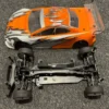 Onroad 1/10 chassis met oranje/witte body (niet compleet / gebruikt)!