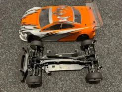Onroad 1/10 chassis met oranje/witte body (niet compleet / gebruikt)!