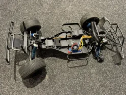 Onroad 1/10 RC Car Brushed – Compleet met Elektronica (Mist Links Achter, Gebruikt, Perfect voor Project of Donor)
