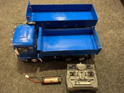 Tamiya Mercedes Benz Arocs 3348 1/14 RC Tipper Truck + Trailer helemaal compleet met Carson zender en accu in de kleur blauw!