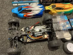 Team Associated B 44.3 1/10 offroad competition Buggy zeer compleet geleverd in een nette staat!