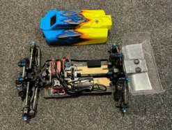 Team Associated 1/10 wedstrijd RC buggy + Team Corally CS-5016 servo + Ruddog RP540 motor + Team Corally Cerix Pro 160A regelaar + Futaba R304SB-E ontvanger in een prima staat!