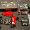 TLR 1/10 22 5.0 2WD DC ELITE Race Kit Dirt/Clay + FlySky FS-G7P+ 10-Kanaals Radiostuur Set + Gens Ace 6000mah 2S lipo + SkyRC Supa Combo 60A 4000kV Motor Set + Toemen Pulsar lader + DSS servo (helemaal nieuw)!