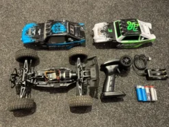 T2M 4WD elektrische RC auto met 2 bodies en verschillende batterijen (geen garantie / leuk voor de hobbyist / werking onbekend)!
