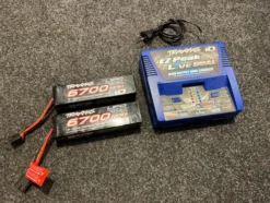 Traxxas Battery & charger completer pack (includes TRX2973 Dual iD charger (1), TRX2890X 6700mAh 14.8V 4-cell 25C LiPo battery (2) TRX2997 in een nette staat met garantie!