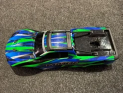 Traxxas Body Maxx, Green (Painted, Decals Applied) – Fits Maxx With Extended Chassis (352mm Wheelbase) – TRX8918G (gebruikt in een nette staat)!