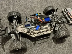 Traxxas Slash 4×4 brushless short course truck RTR met 120A regelaar en Traxxas aluminium stuurblokken / casterblokken/ achterblokken in een nette staat!
