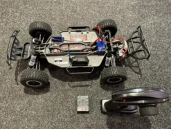 Traxxas Slash 1/10 2WD Short Course Truck Brushed Chassis (nieuw) met accu, lader en zender (zonder body)!