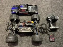 Traxxas Stampede 4×4 brushless monster truck RTR met stalen assen en Hobbywing motor met regelaar met luxe Absima LCD zender (gebruikt)!