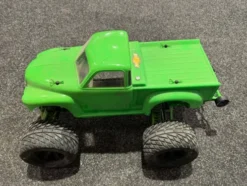 Traxxas Stampede 2WD chassis + RPM voor en achter armen + RPM motor mount + Traxxas aluminium stuurblokken / achterblokken / caster blokken + Proline banden + Proline body in een TOP staat!