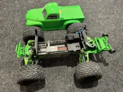 Traxxas Stampede 2WD chassis + RPM voor en achter armen + RPM motor mount + Traxxas aluminium stuurblokken / achterblokken / caster blokken + Proline banden + Proline body in een TOP staat!
