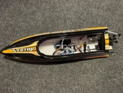 Volantex Vector SR80 Brushless Boat – Helemaal nieuw donor chassis, compleet met alle elektronica, mist alleen deksel en zender. What you see is what you get.