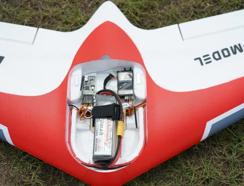 XFLY Eagle 40mm EDF Flying Wing ARTF met Gyroscoop – Rood